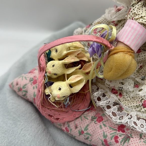 Vintage Porcelain Kneeling Blue-eyed Doll w/Basket of Bunnies 10”approx - Picture 7 of 10